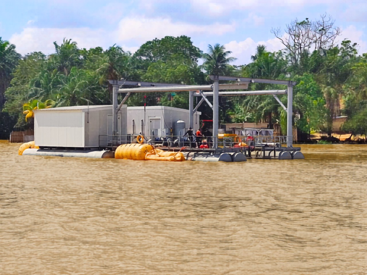 La barge en service sur la lagune d'Aghien