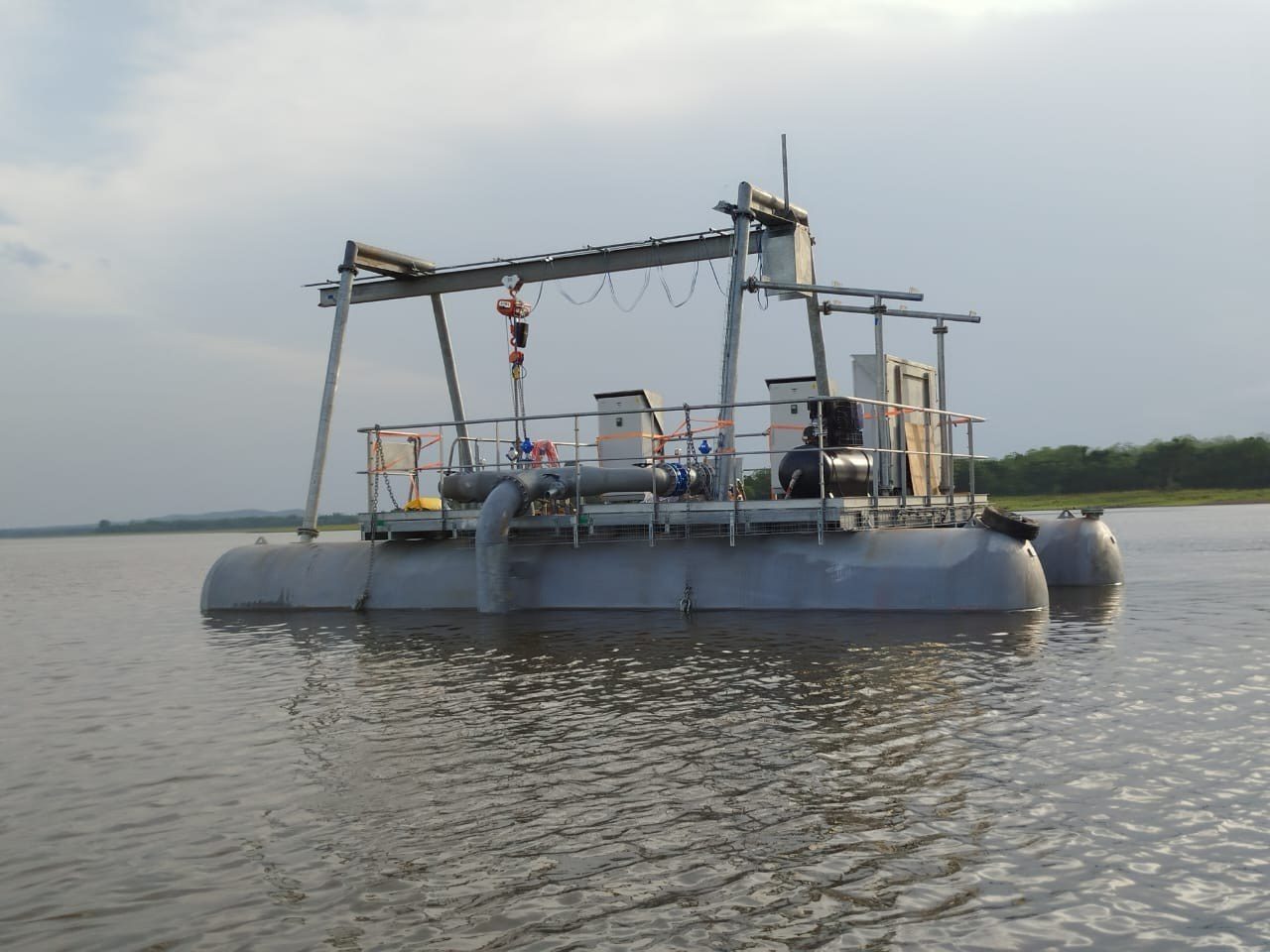 La plateforme flottante sur l'eau