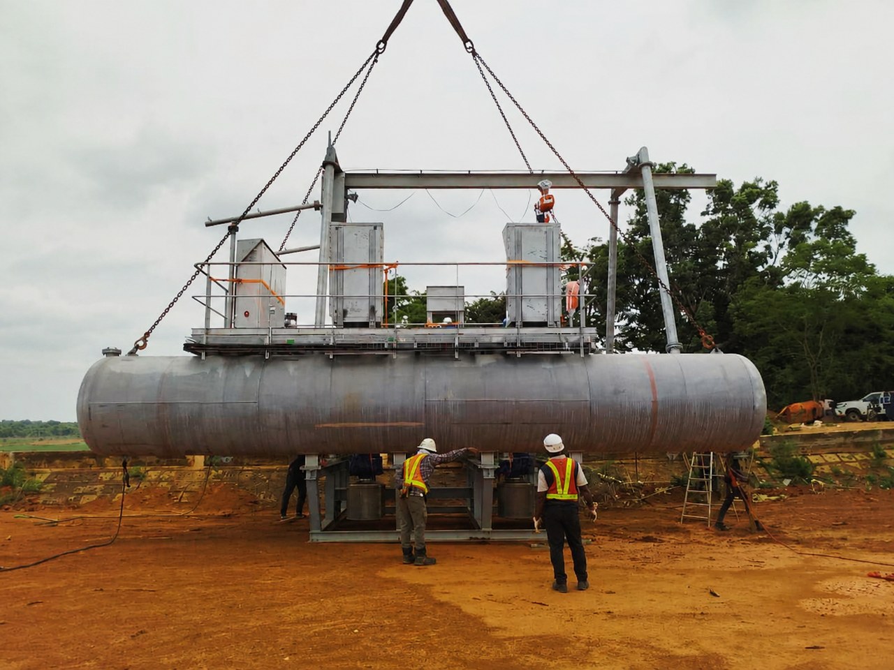 Levage de la barge sur site